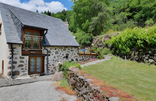 Saint-Vincent-de-Salers House | Charming Small Cottage for 2/3 Guests – La Chèvrerie