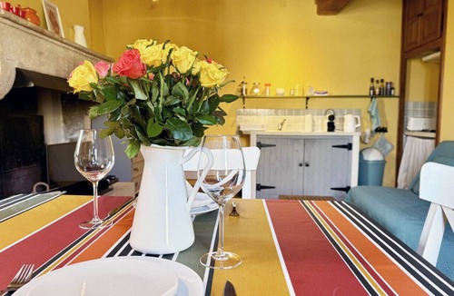 Savignac-de-Duras Cottage | Charming 1-Bedroom Retreat with Stunning Views, Pool & WiFi