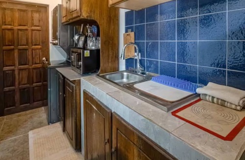 Dangriga House | Charming 1-bed Apt.-rooftop bar & splash pool, AC, WiFi, Views & Very Private