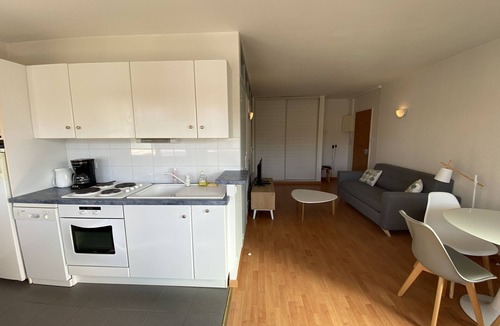Arcachon Apartment | Charming 1-Bed Apt with South-Facing Terrace, Beach Access & Parking in Arcachon