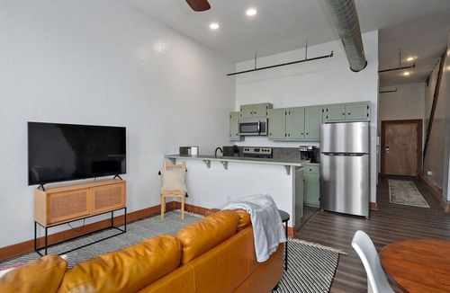 Springfield Apartment | Charming 1-bed loft apartment on Historic C-Street in Springfield with WiFi, AC