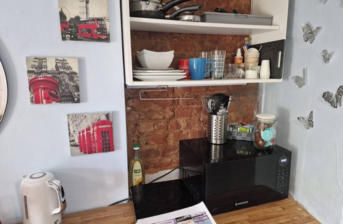 Fulwell and Hampton Hill Apartment | Charming 1-Bed Studio, parking, kitchen,WiFi