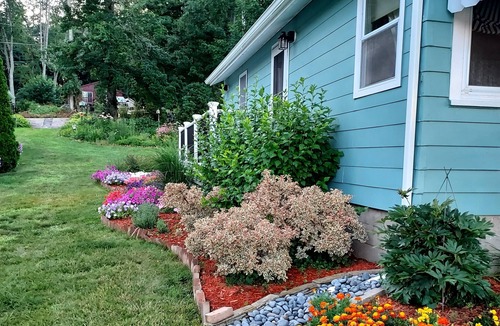 East Brookfield Cottage | Charming 1-bedroom cottage on Lake Lashaway in East Brookfield.