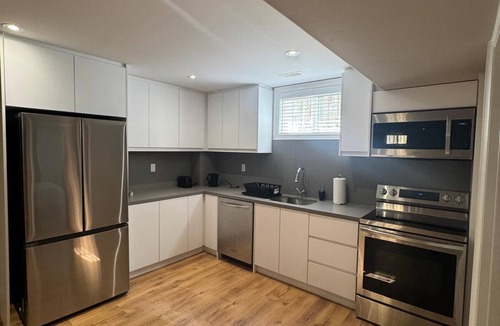 Richmond Hill Apartment | Charming 1-bedroom apartment in fantastic Richmond Hill with AC