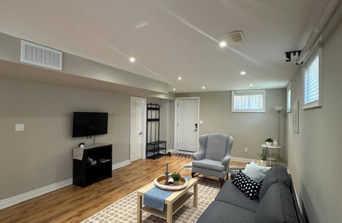 Richmond Hill Apartment | Charming 1-bedroom apartment in fantastic Richmond Hill with AC