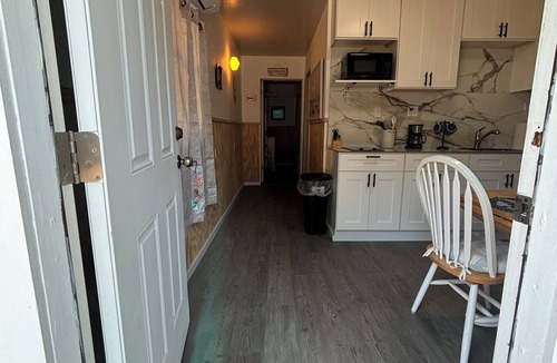 Crystal River Cottage | Charming 1-Bedroom Retreat in the Heart of Town