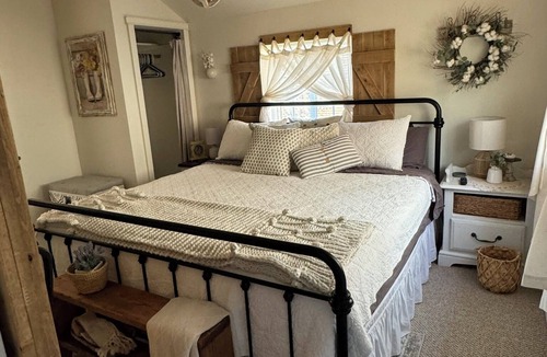 Sutton House | Charming 1-bedroom tiny farmhouse in enchanting Sutton-Alpine with WiFi.