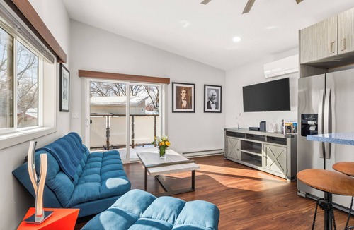 Carbondale Apartment | Charming 1-bedroom apartment in central Carbondale
