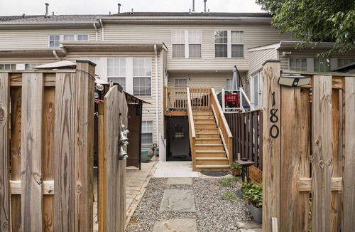 Frederick House | Charming 1 Bedroom Apt- Best Location Near Downtown Frederick & DC