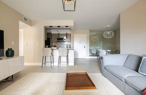 Aventura Apartment | Charming 1-bedroom apartment with AC in vibrant Aventura 1205