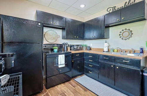 Wathena Apartment | Charming 1-bedroom apartment with King bed & WiFi