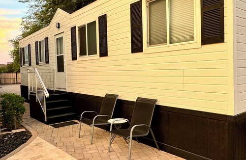 Glendale House | Charming 1-bedroom, bath - Tiny Home with WiFi, AC with a Pickleball Court