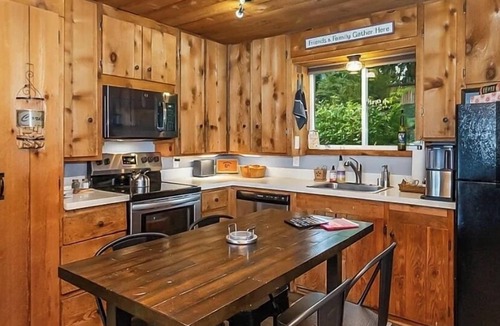 Lake Bosworth Cabin | Charming 1 bedroom cabin on Lake Bosworth. Close to historic downtown Snohomish