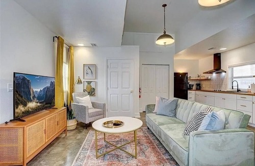 Dunedin Cottage | Charming 1 bedroom carriage house Downtown Dunedin- can walk to everything!
