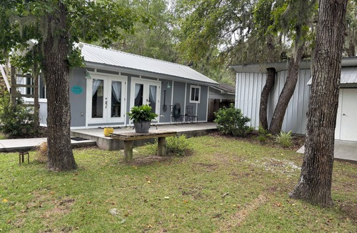 Midway Ski Chalet | Charming 1-bedroom chalet, Outdoor Shower TOO! Near Savannah