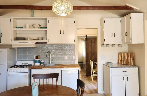 Brunswick House | Charming 1-bedroom cottage with AC in historic Brunswick