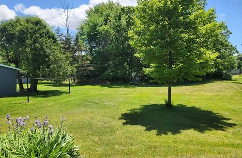 Caseville Cottage | Charming 1-bedroom cottage 0.5 from beautiful Caseville with AC, spacious yard
