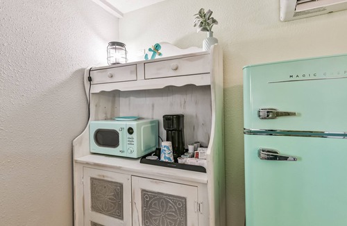 Dickinson Cottage | Charming 1-bedroom cottage in Dickinson,Tx with WiFi,