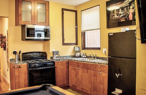 West Alameda House | Charming 1-bedroom flat in Alameda w/pool table
