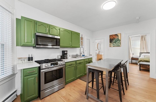 Providence House | Charming 1-bedroom house with WiFi, AC in Providence