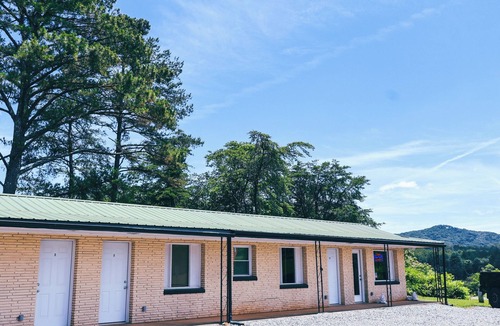 Isabella Apartment | Charming 1-bedroom in roadside motel in Copperhill with bar & grill on-site
