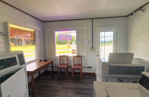 Isabella Apartment | Charming 1-bedroom in roadside motel in Copperhill with bar & grill on-site