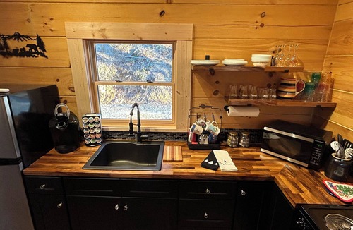 Marion Cabin | Charming 1-bedroom log cabin with AC and hot tub near Linville Gorge