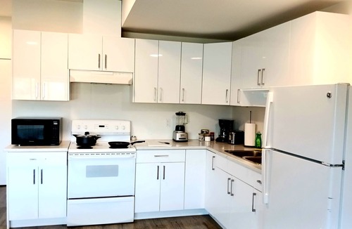 Vernon House | Charming 1-bedroom suite close to beaches in fabulous Vernon