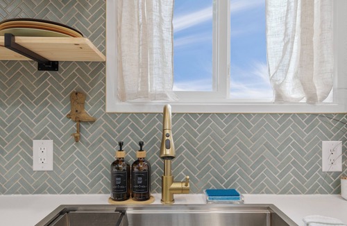 Kelso House | Charming 1-bedroom tiny house in Kelso with HOTUB,A/C, & WIFI