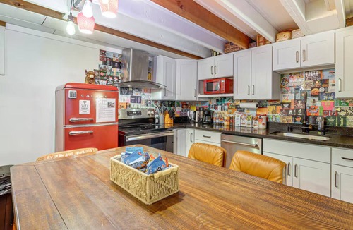 Seattle Metro Area House | Charming 1-bedroom unit in tranquil Burien with WiFi, AC, private yard