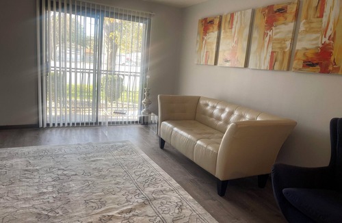 Burnham House | Charming 1-bedroom unit in fantastic Burnham with AC, WiFi, Laundry & parking.