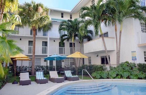 Key Biscayne House | Charming 1-bedroom in Key Biscayne with Pool close to the Beach -