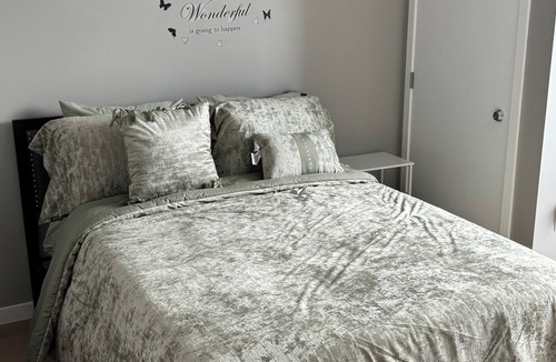 Minneapolis Apartment | Charming 1-bedroom apartment with WiFi, AC in amazing Minneapolis 5 mins to DWTN