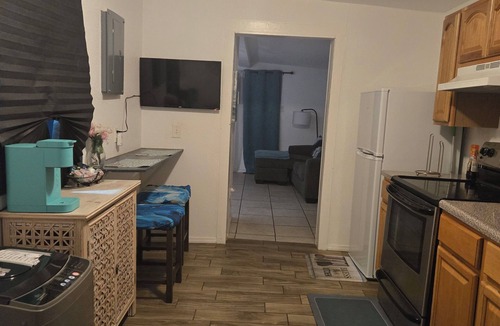 Inwood House | Charming 1-bedroom guesthouse with pool view WiFi and AC in Winter Haven