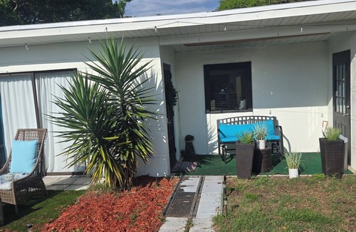 Inwood House | Charming 1-bedroom guesthouse with pool view WiFi and AC in Winter Haven