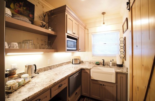 Siskiyou-Hargadine Historic District Apartment | Charming 1 BR Orliena Suite in historic downtown Ashland, OR. Walk to the Oregon Shakespeare Festival, shops, and dining. Features a kitchenette, plush queen bed, and shared hot tub access. Dog friendly!