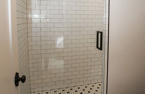 Jacksonville Hotel | Charming 1 BR Queen Guest Room at the Historic Jacksonville Inn. Walk to downtown shops, dining, and the Britt Festival grounds. Perfect for a quick stopover or a romantic Oregon wine country visit.