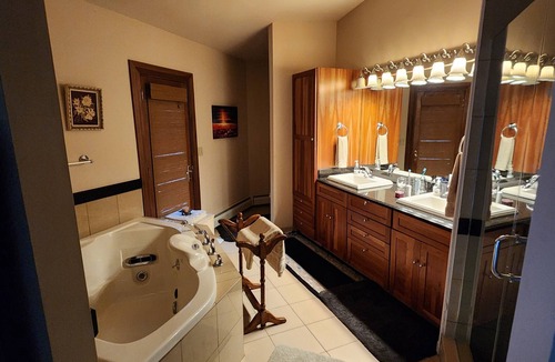 Clarence Other | Charming 1-floor modern farmhouse -ENTIRE HOUSE. Privacy wooded overlook of pond