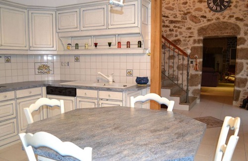 Esse Cottage | Charming 17th-Century Home with Pool, Fireplace, and Games - Accessible and Pet Friendly
