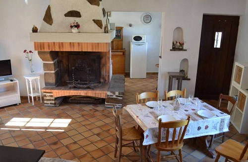 Esse Cottage | Charming 17th-Century Home with Pool, Fireplace, and Games - Accessible and Pet Friendly