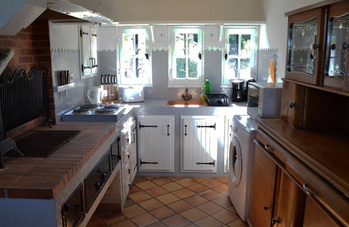 Esse Cottage | Charming 17th-Century Home with Pool, Fireplace, and Games - Accessible and Pet Friendly