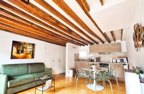 Les Halles Apartment | Charming 1820s Flat with Elevator & Queen size bed, near the Louvre