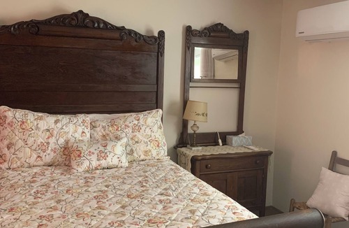 Peaks House | Charming 1920s 4-bedroom farmhouse in lovely Bedford