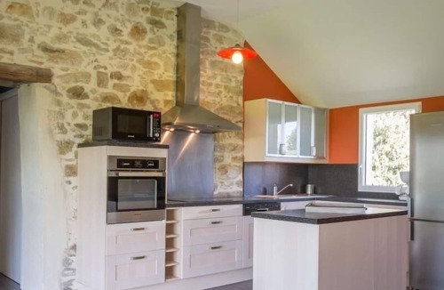 Nort-sur-Erdre Cottage | Charming 19th-Century Barn near Nantes – Sleeps 14, Private Terrace, Large Garden, Free WiFi