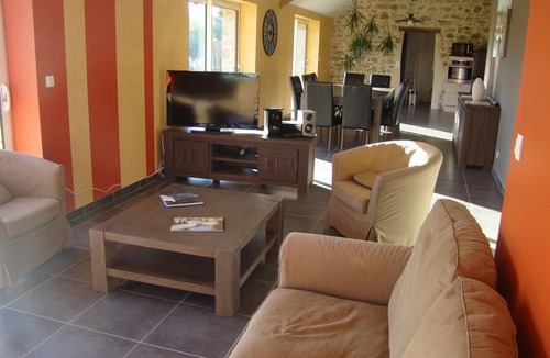 Nort-sur-Erdre Cottage | Charming 19th-Century Barn near Nantes – Sleeps 14, Private Terrace, Large Garden, Free WiFi