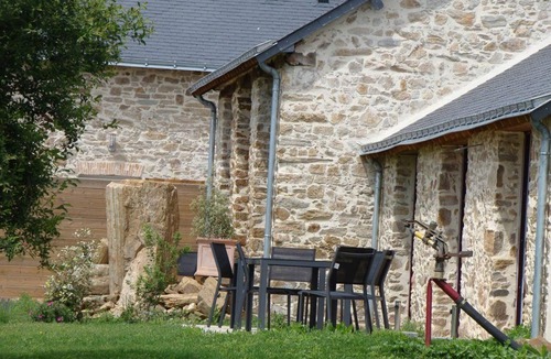 Nort-sur-Erdre Cottage | Charming 19th-Century Barn near Nantes – Sleeps 14, Private Terrace, Large Garden, Free WiFi
