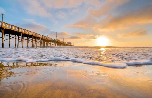 West Newport House | Charming 1Br Beach Cottage W Large Patio One Block To Sand By Beachview Rentals