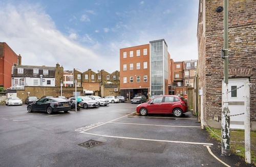 Twickenham Riverside Apartment | Charming 1BR Flat in Twickenham
