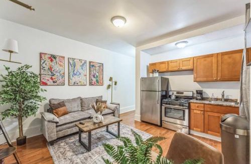 Center City West Apartment | Charming 1BR in Center City that Sleeps 4 with Fast WiFi