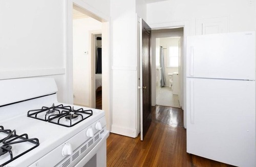 Shaker Heights Apartment | Charming 1st Floor Shaker Heights 2BR, 1BA apartment beautifully furnished.